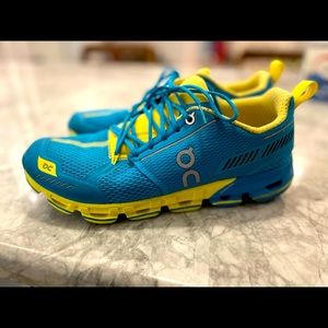 Almost like new runner sneakers